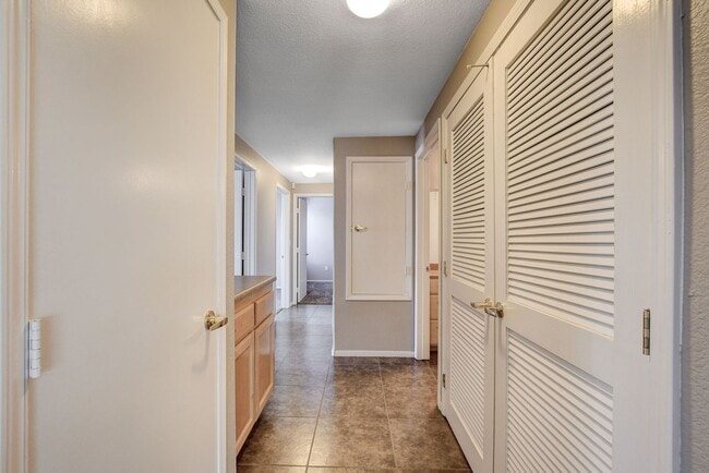 Building Photo - Beautiful downstairs 3 bdrm 2 Bath Condo w...