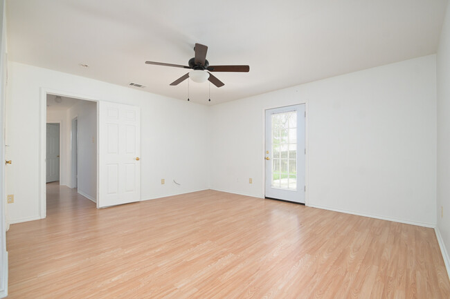 Building Photo - 716 Lago Vista St
