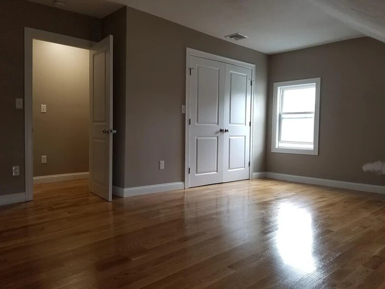 Primary Bedroom - 1190 Plymouth Ave