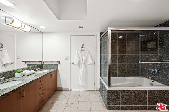 Building Photo - 13700 Marina Pointe Dr