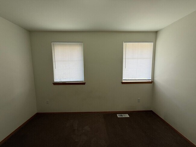 Building Photo - 4 Bed 2 Bath Home in Waterbury Meadows