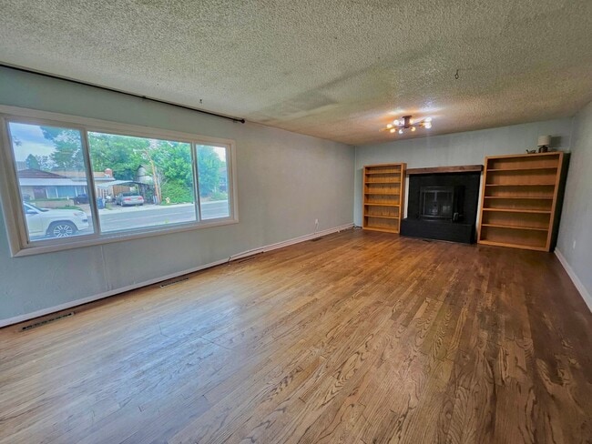 Building Photo - Updated one level ranch home close to UCCS!