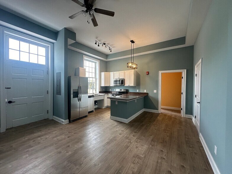 Building Photo - 5 5th St