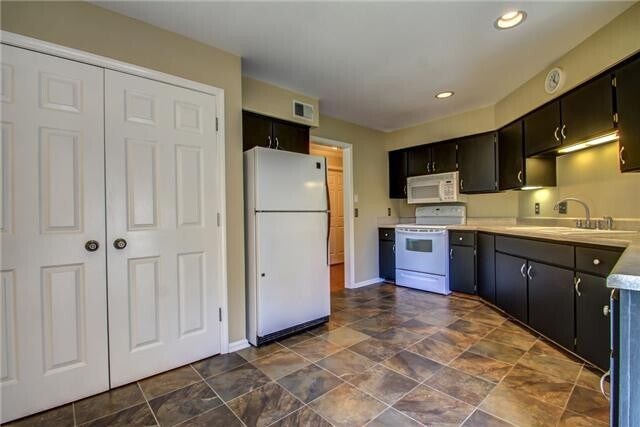 Building Photo - 120 Hillsboro Pl