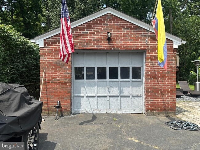 Building Photo - 113 Deerwood Dr