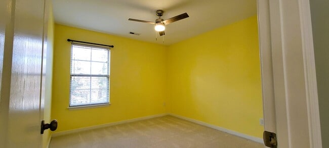 Building Photo - Large 4 bedroom 3 1/2 bath home that backs up to the 15th green in Magnolia Green.
