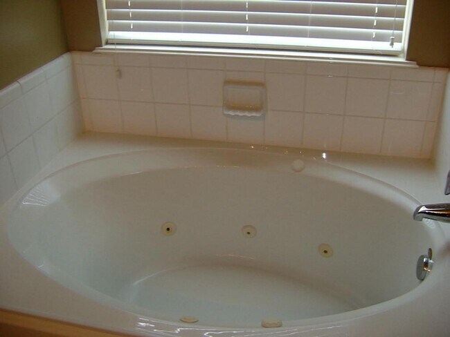 Building Photo - 19754 Cozy Cabbin Dr