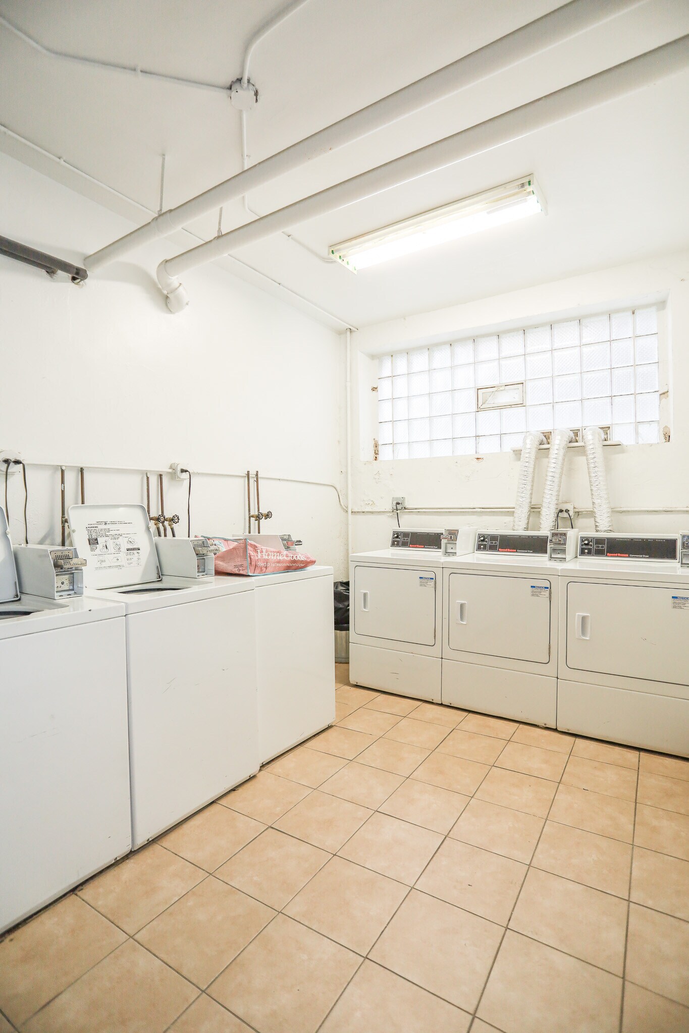 Building Photo - 920 W Eastwood Ave