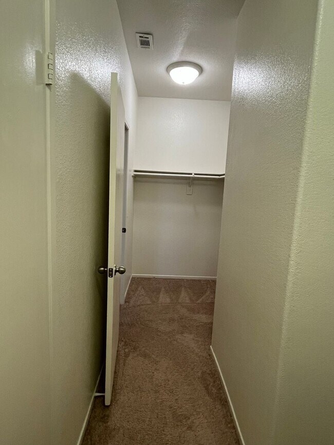 Building Photo - 3 bedroom 2 bath home with large yard available in Adelanto!