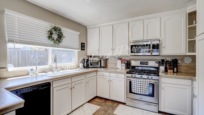 Building Photo - ~Beautiful Updated 4 Bed/2 Bath in Rohnert...