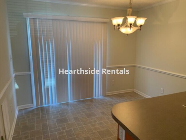 Building Photo - **2 Bedroom 1.5 Bath Townhouse Near Pitt C...