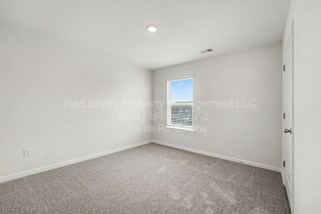 Building Photo - 136 Mdw Vw Dr