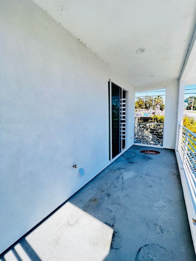 Building Photo - Private 2 bedroom, 1bath back house