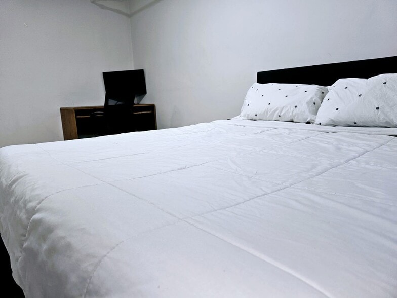 Building Photo - 813 Calhoun Ave