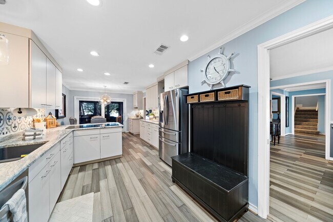 Building Photo - 2913 Beluche Dr