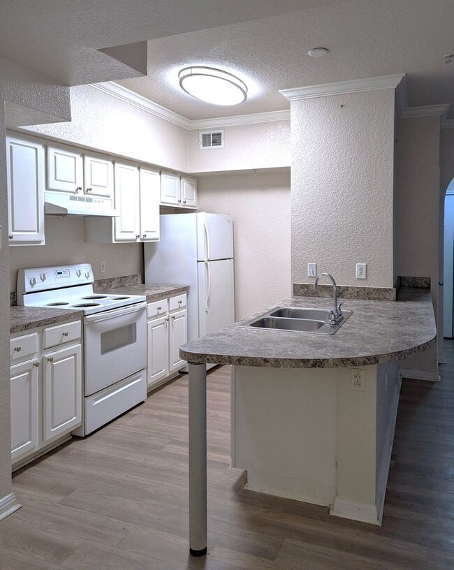 Building Photo - Updated 2x2 condo 1121 square feet, vinyl ...