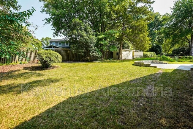 Building Photo - 906 Neal Dr