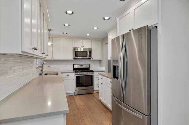 Building Photo - Live in One of Lake Oswego's Most Convenie...