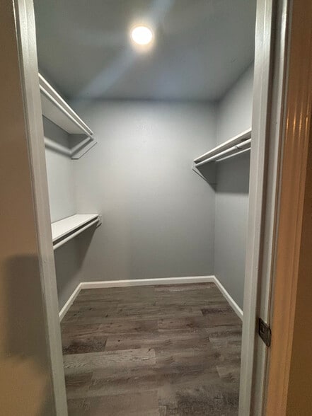 Building Photo - 1212 N Creek Dr