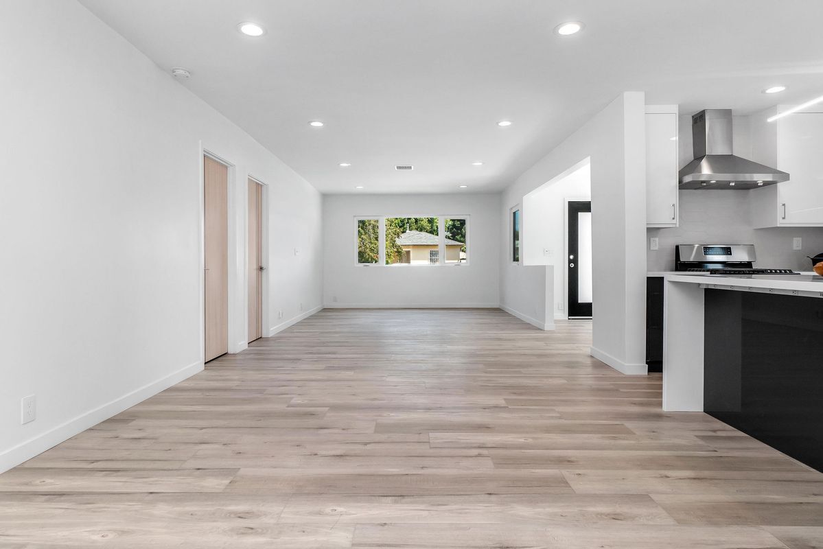 Building Photo - 2611 S Bentley Ave