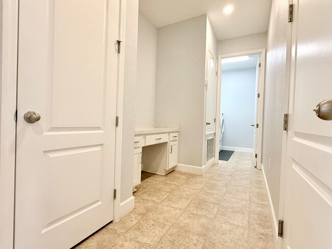 Building Photo - Lifestyle upgrade: Sleek 3Bedrooms/2Baths home in Leesburg’s Seasons at Hillside!