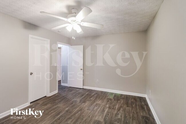 Building Photo - 1163 Mainstreet Valley Dr