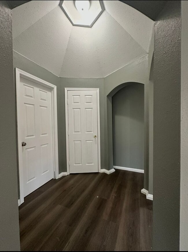 Building Photo - This is a 3bedroom 1 Full bathroom house which has a spacious living room, dining room and full k...