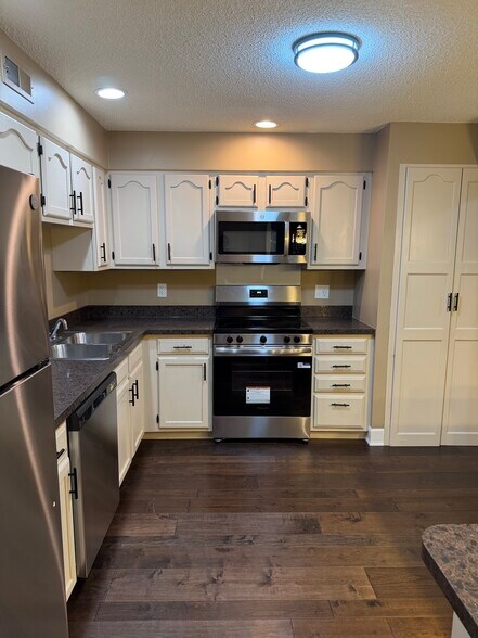 Building Photo - 698 Trailcrest Ct