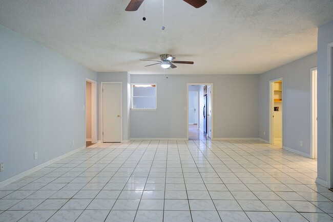 Building Photo - Very nice 4 bed 3 and a half bath home close to Boone Lake