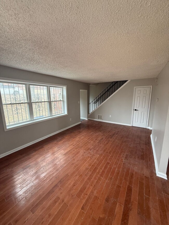 Building Photo - Beautiful 3 Bedroom 2 bath Townhome Conveniently Located and updated