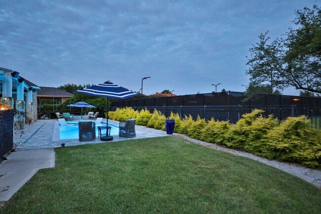 Building Photo - 2560 Costa Mesa Cir