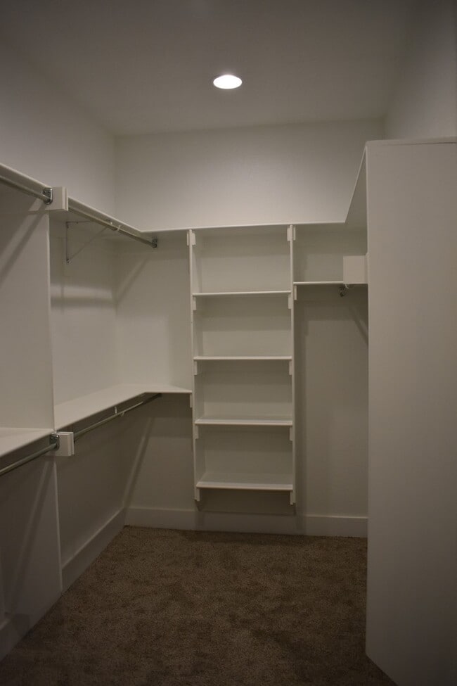 Building Photo - Upscale 4 Bedroom 3.5 Bathroom In The Heart of Fayetteville!!