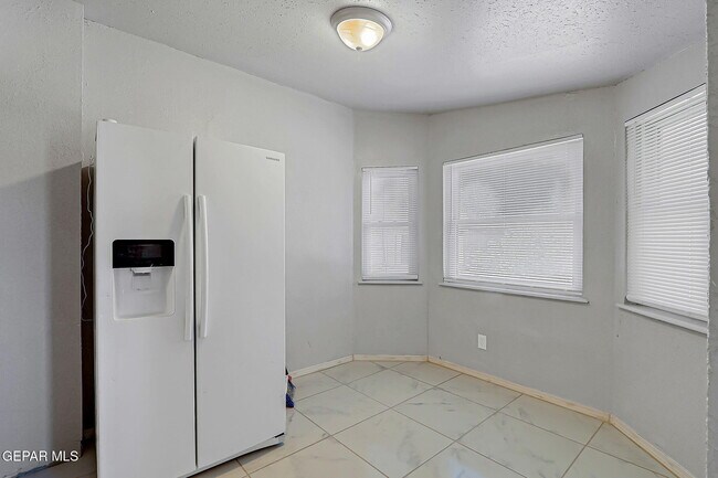 Building Photo - 4212 Roxbury Dr