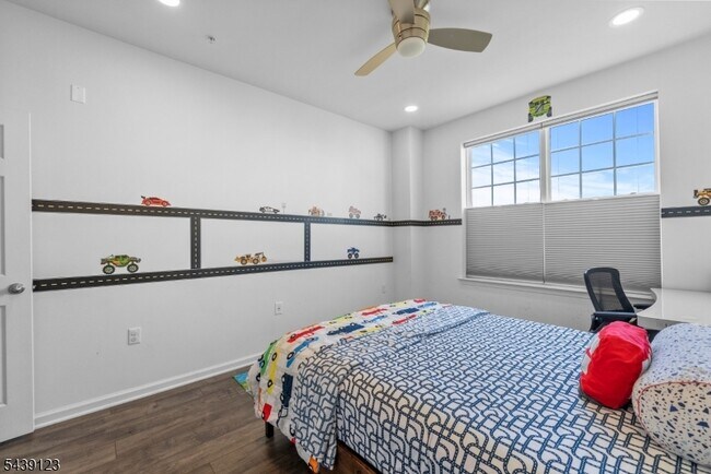 Building Photo - 19 Tippet St