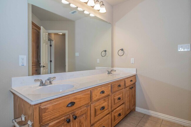 Building Photo - Beautiful Traditional Home on Over an Acre in Weatherford!