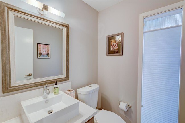 Building Photo - 668 S Ripple Creek Dr
