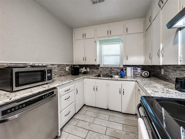 Building Photo - 1630 NW 17th St