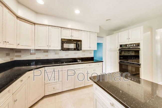 Building Photo - 1718 Crestview Dr
