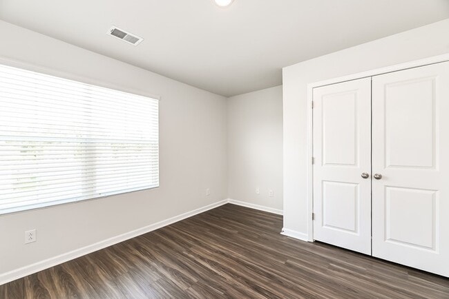 Building Photo - Modern 4 Bedroom Home in Mackey Farms