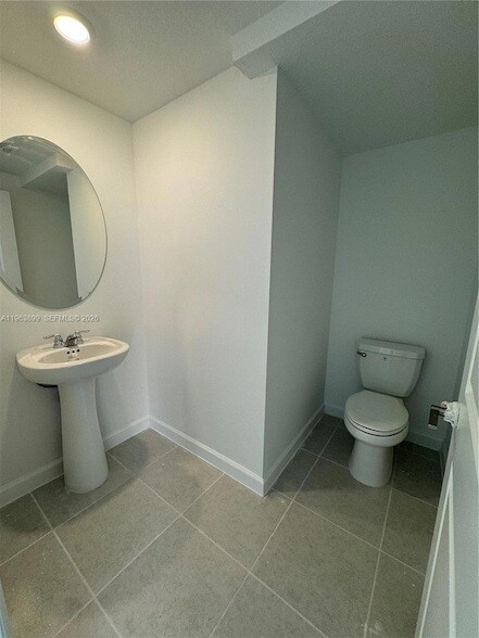 Building Photo - 738 SE 13th Ct