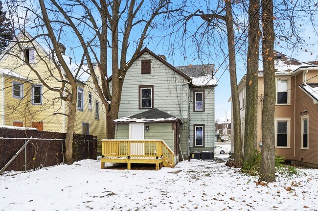 Building Photo - 44 5 Oaks Ave