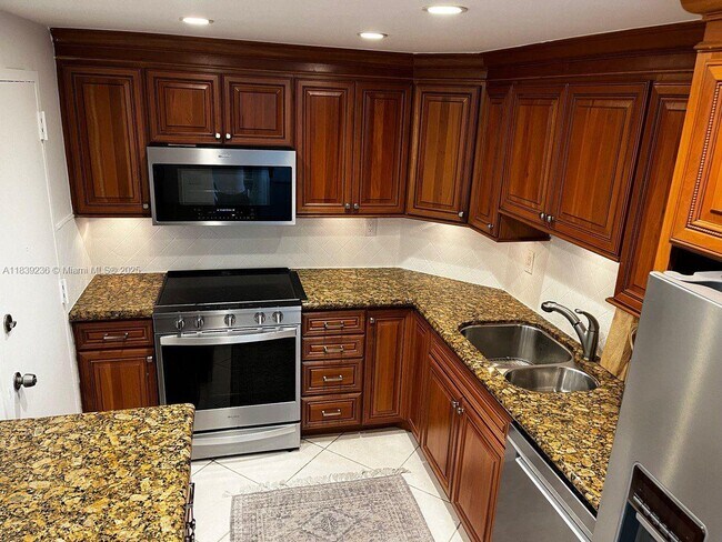 Building Photo - 500 Bayview Dr