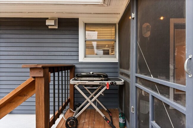 Building Photo - 29 Versailles Ave