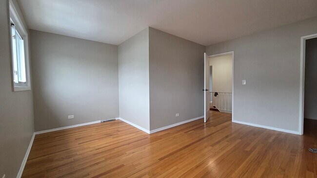 Building Photo - 553 W Park Ave