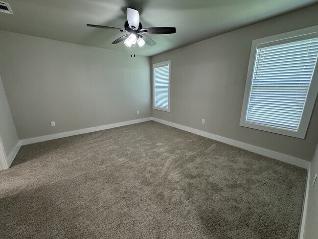 Building Photo - Charming 4-Bedroom Haven with 2 Full Baths...
