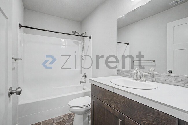 Building Photo - 4231 S Cloverhill Wy
