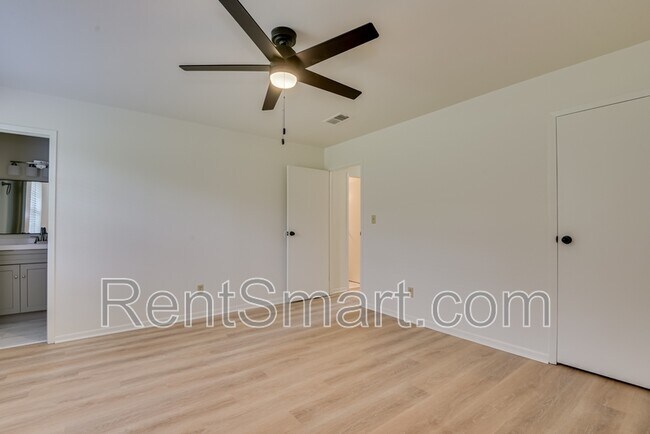 Building Photo - 4315 Parkwood Dr
