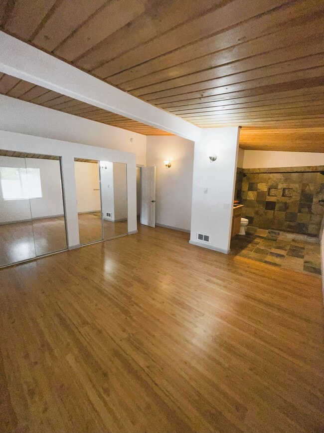 Building Photo - 3070 NW Paul Benjamin Rd