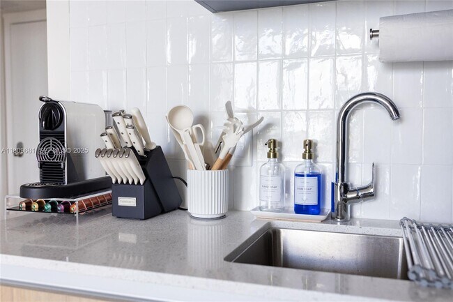 Building Photo - 601 NE 1st Ave