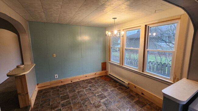 Building Photo - 3 Bed 1 Bath Home with Garage